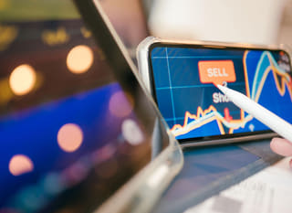 Trader revisando alternativas de Bitcoin, Ethereum y forex en múltiples mercados