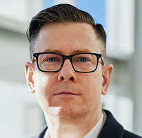 Fotografía del ejecutivo CEO Alexander Hughes al frente de una empresa de operaciones con criptomonedas